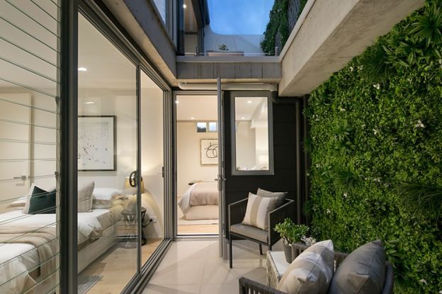 Luxury White Oasis Vertical Garden / Green Wall UV Resistant 1m x 1m