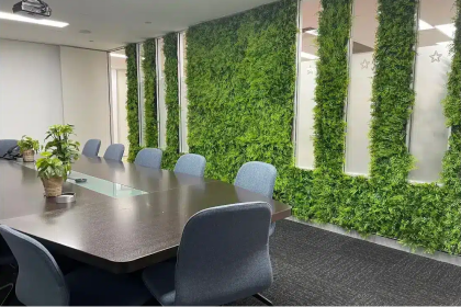 Wall-Mounted vs Freestanding Green Walls: What Works Best for Cafés?