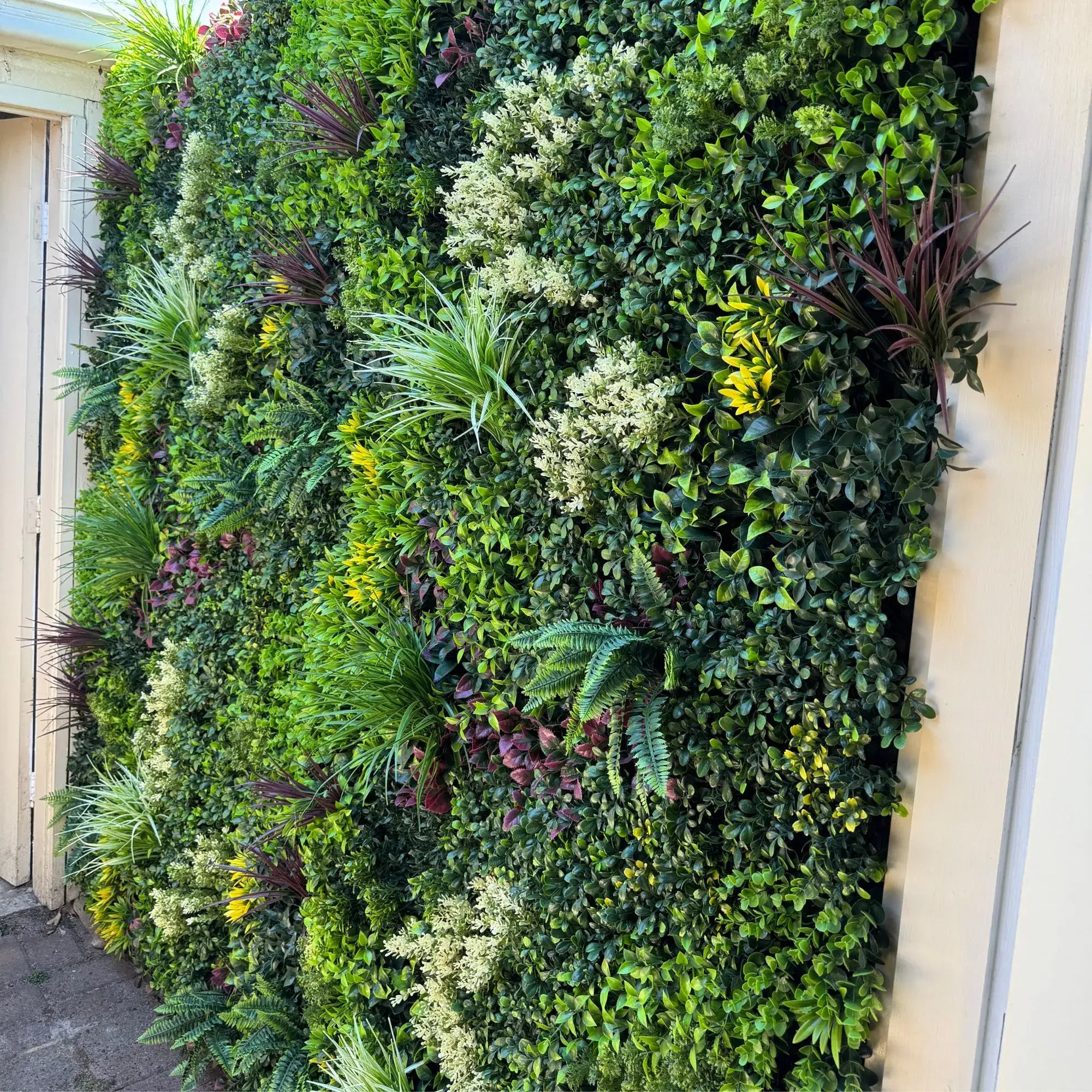 Sustainable Luxury: The Evergreen Rainforest Vertical Garden Advantage