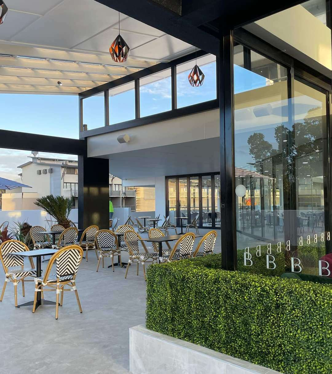 How Fake Hedges Can Transform Your Cafe’s Outdoor Space?