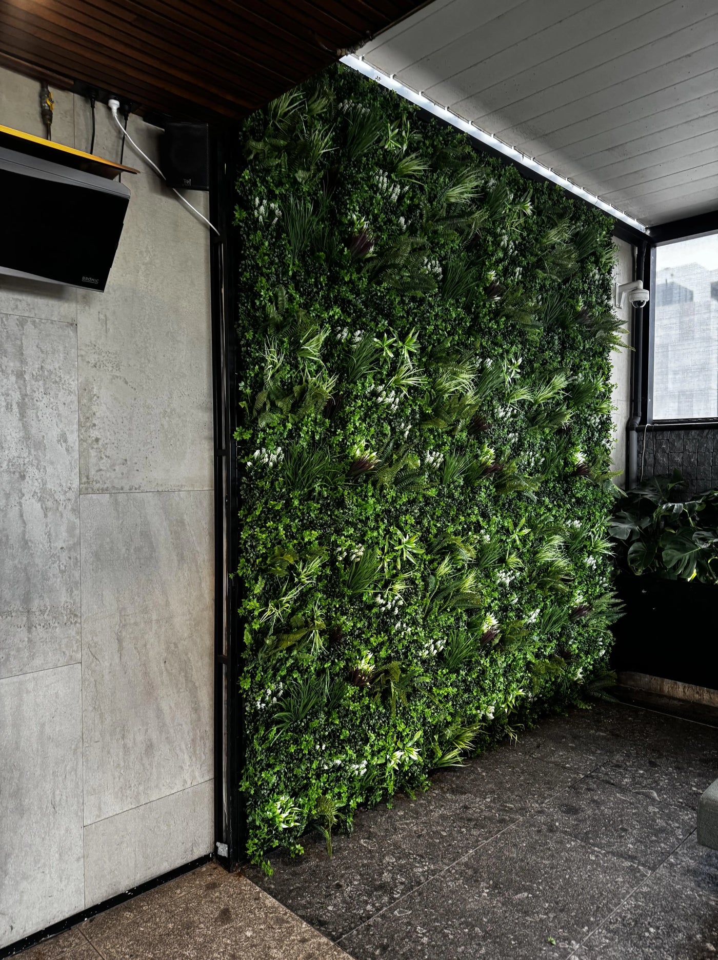 Luxury Lush Spring Recycled Vertical Garden / Green Wall UV Resistant 100cm x 100cm