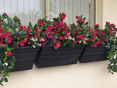 Using Planters For A Holiday Decoration